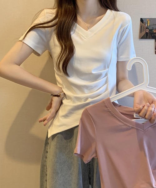 2ly2(トゥーリートゥー)の「ドレープ×アシメ裾が美しいVネックTシャツ(Tシャツ/カットソー・レディース・ブラック/ピンク/ホワイト・FREE)」の12枚目の写真