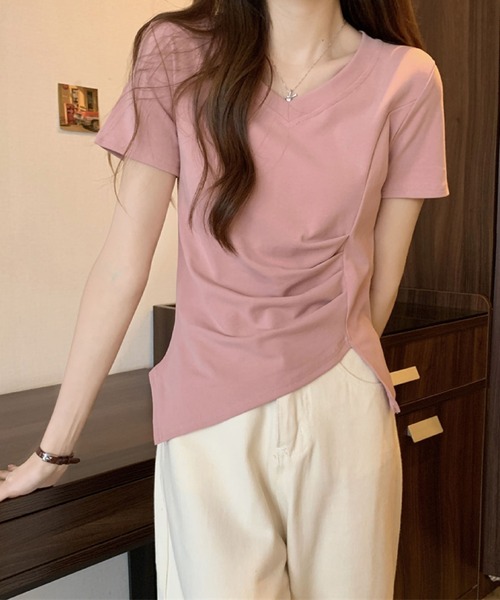 2ly2(トゥーリートゥー)の「ドレープ×アシメ裾が美しいVネックTシャツ(Tシャツ/カットソー・レディース・ブラック/ピンク/ホワイト・FREE)」の19枚目の写真
