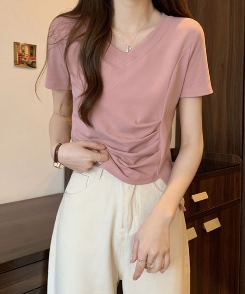 2ly2(トゥーリートゥー)の「ドレープ×アシメ裾が美しいVネックTシャツ(Tシャツ/カットソー・レディース・ブラック/ピンク/ホワイト・FREE)」の20枚目の写真