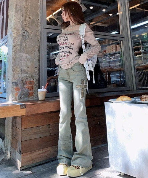 .KOM(ドットコム)の「A'GEM/9 × .kom 『.KOM/ドットケーオーエム』クロスパッチフレアパンツ(デニムパンツ・レディース・グレー・S/M)」の8枚目の写真