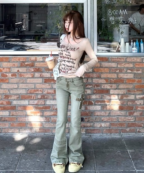 .KOM(ドットコム)の「A'GEM/9 × .kom 『.KOM/ドットケーオーエム』クロスパッチフレアパンツ(デニムパンツ・レディース・グレー・S/M)」の11枚目の写真
