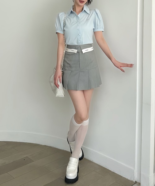 ROYAL PARTY(ロイヤルパーティー)の「オリジナルロゴ刺しゅうパールボタンパフスリーブブラウス(シャツ/ブラウス・レディース・ブラック/オフホワイト/ブルー・FREE)」の4枚目の写真