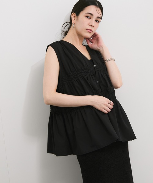le cercle ADAM ET ROPE'(ルセルクルアダムエロペ)の「フリルギャザーシャツ(シャツ/ブラウス・レディース・ブラック/ベージュ・FREE)」の2枚目の写真