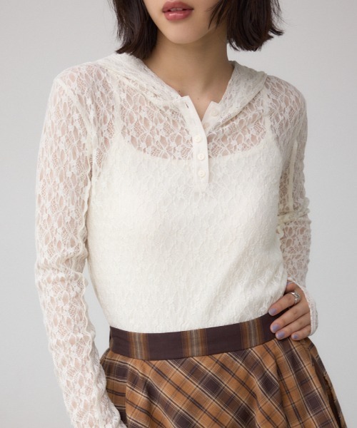 AZUL by moussy(アズールバイマウジー)の「ヘンリーネックレースフーディートップス(Tシャツ/カットソー・レディース・ブラック/アイボリー・FREE)」の2枚目の写真