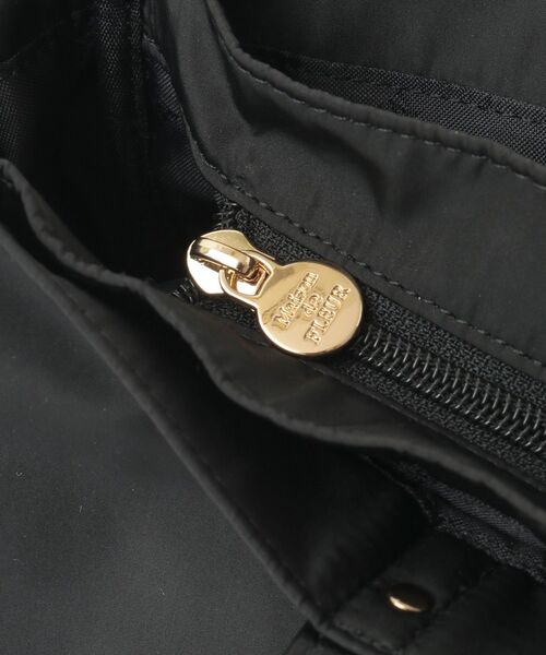 Maison de FLEUR（メゾンドフルール）の「リボンチャーム付き3ルームトートバッグ（トートバッグ・レディース・ピンクベージュ/ブラック・FREE）」の11枚目の写真