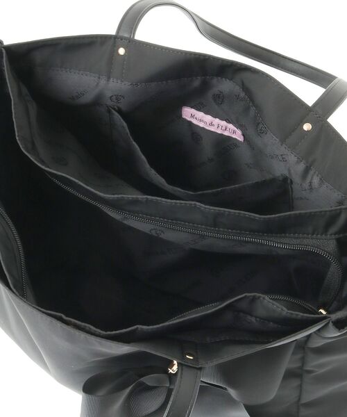 Maison de FLEUR（メゾンドフルール）の「リボンチャーム付き3ルームトートバッグ（トートバッグ・レディース・ピンクベージュ/ブラック・FREE）」の12枚目の写真