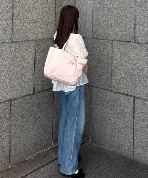 Maison de FLEUR（メゾンドフルール）の「リボンチャーム付き3ルームトートバッグ（トートバッグ・レディース・ピンクベージュ/ブラック・FREE）」の17枚目の写真