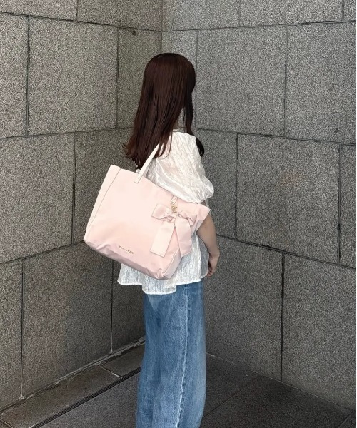 Maison de FLEUR（メゾンドフルール）の「リボンチャーム付き3ルームトートバッグ（トートバッグ・レディース・ピンクベージュ/ブラック・FREE）」の18枚目の写真