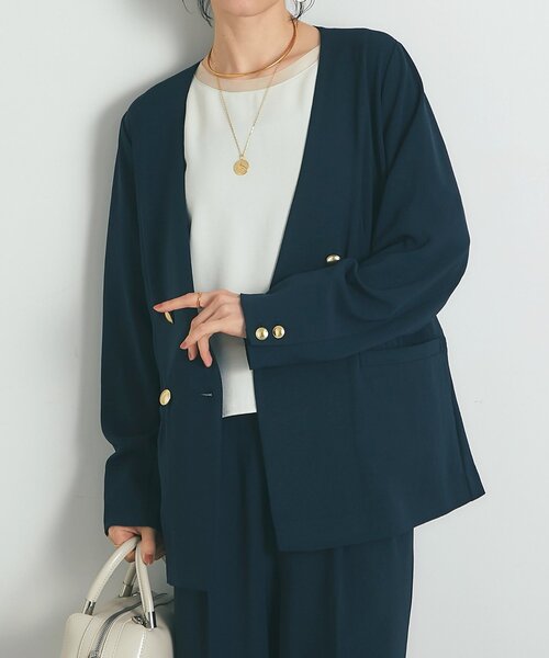 un dix cors(アンディコール)の「《セットアップ可・オフィスにも》ハイストレッチカルゼワッシャー金釦ジャケット(ノーカラージャケット・レディース・モカ/ネイビー・FREE)」の2枚目の写真