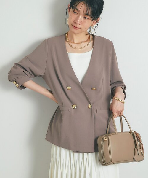 un dix cors(アンディコール)の「《セットアップ可・オフィスにも》ハイストレッチカルゼワッシャー金釦ジャケット(ノーカラージャケット・レディース・モカ/ネイビー・FREE)」の1枚目の写真