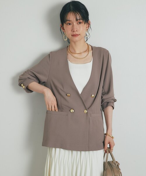 un dix cors(アンディコール)の「《セットアップ可・オフィスにも》ハイストレッチカルゼワッシャー金釦ジャケット(ノーカラージャケット・レディース・モカ/ネイビー・FREE)」の3枚目の写真