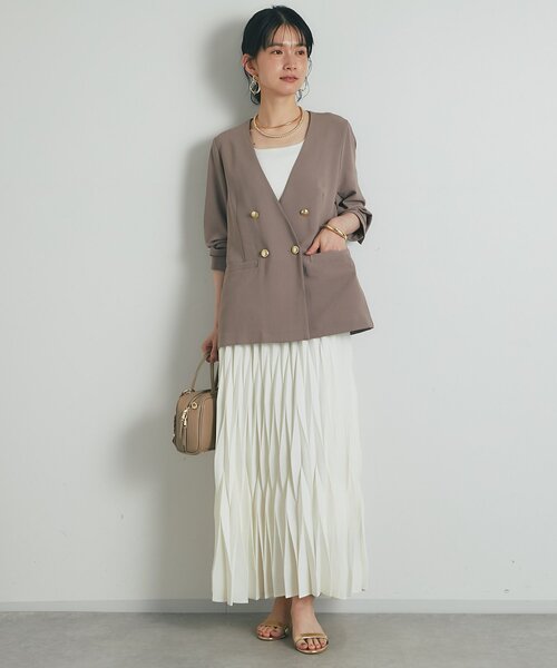 un dix cors(アンディコール)の「《セットアップ可・オフィスにも》ハイストレッチカルゼワッシャー金釦ジャケット(ノーカラージャケット・レディース・モカ/ネイビー・FREE)」の4枚目の写真