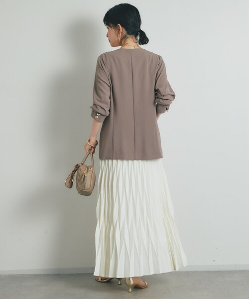 un dix cors(アンディコール)の「《セットアップ可・オフィスにも》ハイストレッチカルゼワッシャー金釦ジャケット(ノーカラージャケット・レディース・モカ/ネイビー・FREE)」の6枚目の写真