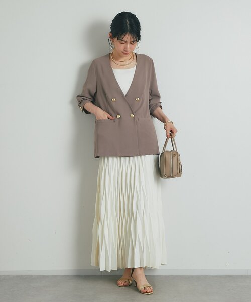 un dix cors(アンディコール)の「《セットアップ可・オフィスにも》ハイストレッチカルゼワッシャー金釦ジャケット(ノーカラージャケット・レディース・モカ/ネイビー・FREE)」の7枚目の写真