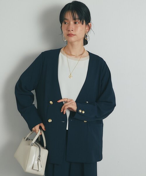 un dix cors(アンディコール)の「《セットアップ可・オフィスにも》ハイストレッチカルゼワッシャー金釦ジャケット(ノーカラージャケット・レディース・モカ/ネイビー・FREE)」の10枚目の写真