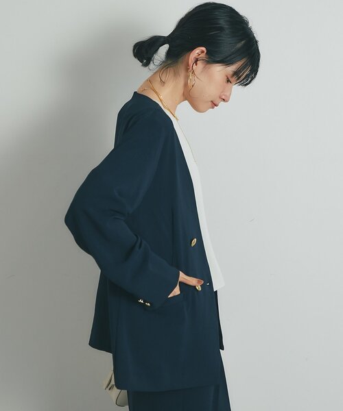 un dix cors(アンディコール)の「《セットアップ可・オフィスにも》ハイストレッチカルゼワッシャー金釦ジャケット(ノーカラージャケット・レディース・モカ/ネイビー・FREE)」の12枚目の写真