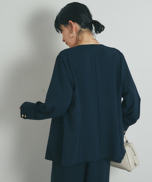 un dix cors(アンディコール)の「《セットアップ可・オフィスにも》ハイストレッチカルゼワッシャー金釦ジャケット(ノーカラージャケット・レディース・モカ/ネイビー・FREE)」の13枚目の写真