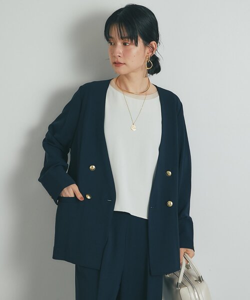 un dix cors(アンディコール)の「《セットアップ可・オフィスにも》ハイストレッチカルゼワッシャー金釦ジャケット(ノーカラージャケット・レディース・モカ/ネイビー・FREE)」の14枚目の写真