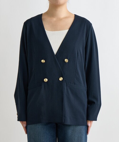 un dix cors(アンディコール)の「《セットアップ可・オフィスにも》ハイストレッチカルゼワッシャー金釦ジャケット(ノーカラージャケット・レディース・モカ/ネイビー・FREE)」の19枚目の写真