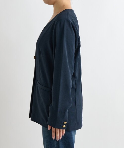 un dix cors(アンディコール)の「《セットアップ可・オフィスにも》ハイストレッチカルゼワッシャー金釦ジャケット(ノーカラージャケット・レディース・モカ/ネイビー・FREE)」の20枚目の写真