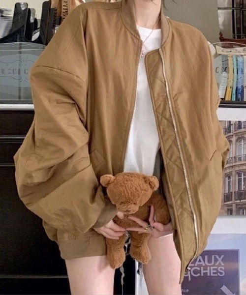 SPIGA（スピーガ）の「ﾋﾞｯｸﾞｼﾙｴｯﾄMA1ｼﾞｬｹｯﾄ（MA-1・レディース・ベージュ/ブラック・MEDIUM/LARGE/X-LARGE）」の2枚目の写真