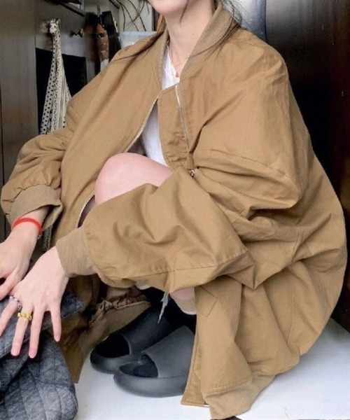 SPIGA（スピーガ）の「ﾋﾞｯｸﾞｼﾙｴｯﾄMA1ｼﾞｬｹｯﾄ（MA-1・レディース・ベージュ/ブラック・MEDIUM/LARGE/X-LARGE）」の5枚目の写真