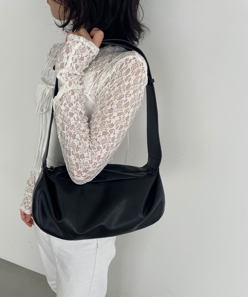 EFOLE（エフォル）の「【斜め掛け/肩掛け/500ml】スムースワンショルダーバッグ（ショルダーバッグ・レディース・ブラック/オフホワイト・FREE）」の2枚目の写真