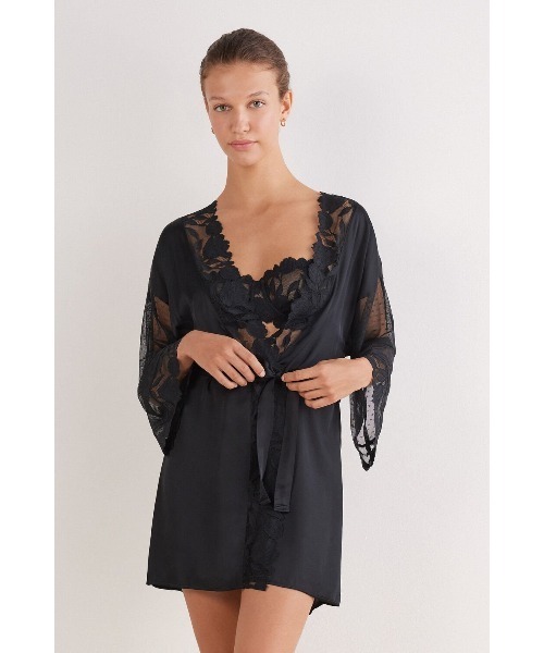 Intimissimi(インティミッシミ)の「All About Flowers ビスコースサテン&チュール キモノガウン(ガウン/バスローブ・レディース・ブラック・M/L/S/M)」の2枚目の写真