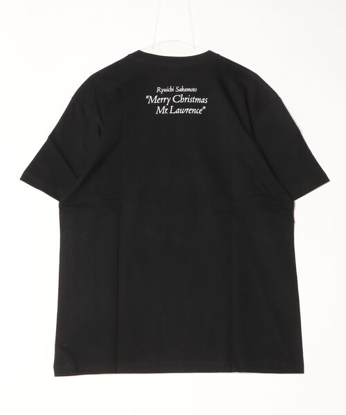 MEDICOM TOY(メディコムトイ)の「MLE 坂本龍一 「Merry Christmas Mr.Lawrence」 TEE(Tシャツ/カットソー・メンズ・ブラック・X-LARGE/LARGE/MEDIUM/SMALL)」の3枚目の写真