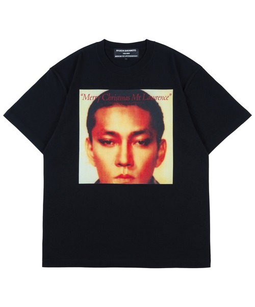 MEDICOM TOY(メディコムトイ)の「MLE 坂本龍一 「Merry Christmas Mr.Lawrence」 TEE(Tシャツ/カットソー・メンズ・ブラック・X-LARGE/LARGE/MEDIUM/SMALL)」の1枚目の写真