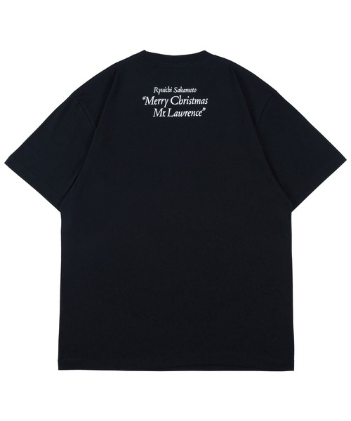 MEDICOM TOY(メディコムトイ)の「MLE 坂本龍一 「Merry Christmas Mr.Lawrence」 TEE(Tシャツ/カットソー・メンズ・ブラック・X-LARGE/LARGE/MEDIUM/SMALL)」の2枚目の写真