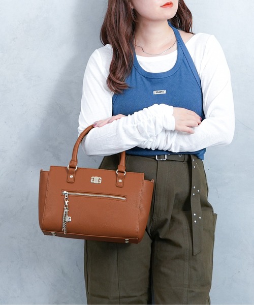 GYDA（ジェイダ）の「【GYDA/ジェイダ】 PLAIN SERIES　チャーム付きハンドバッグ（ハンドバッグ・レディース・ブラック/アイボリー/キャメル・FREE）」の3枚目の写真