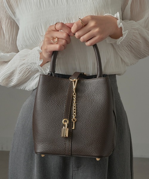 AULENTTI(オウレンティ)の「【AULENTTI】2way padlock キーチャーム付 ショルダーバッグ ハンドバッグ EL-SC956-DO(ショルダーバッグ・レディース・ブラック/ダークブラウン/ブラウン・FREE)」の8枚目の写真
