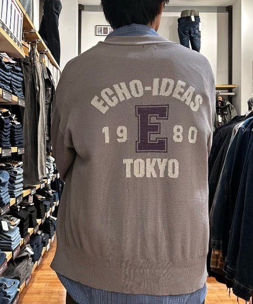 Right-on（ライトオン）の「ジャガードバックロゴニットカーディガン (バックロゴ/ジャガード/ニットカーディガン/ドライタッチ/通気性/ゆったりシルエット/スウェットライク/軽羽織り/デイリー/トレンド)（カーディガン/ボレロ・メンズ・ブラック/グレー/ネイビー・L/XL/M）」の2枚目の写真