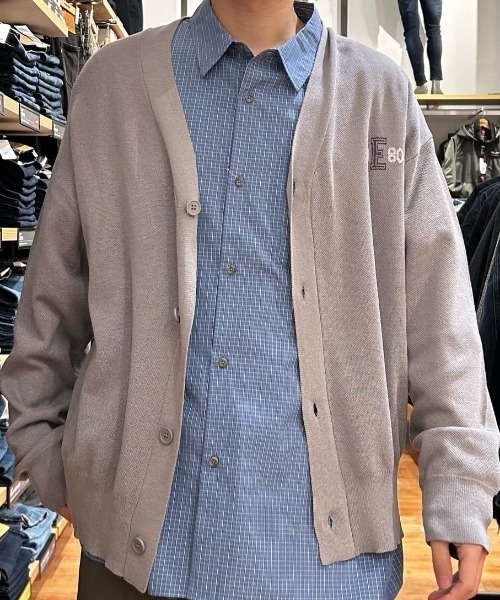 Right-on（ライトオン）の「ジャガードバックロゴニットカーディガン (バックロゴ/ジャガード/ニットカーディガン/ドライタッチ/通気性/ゆったりシルエット/スウェットライク/軽羽織り/デイリー/トレンド)（カーディガン/ボレロ・メンズ・ブラック/グレー/ネイビー・L/XL/M）」の11枚目の写真