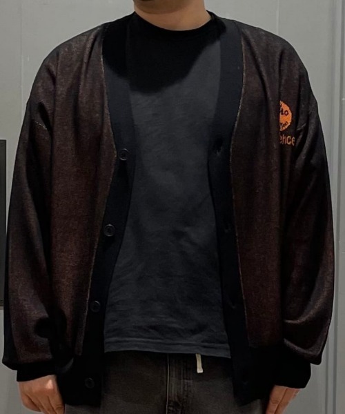 Right-on（ライトオン）の「ジャガードバックロゴニットカーディガン (バックロゴ/ジャガード/ニットカーディガン/ドライタッチ/通気性/ゆったりシルエット/スウェットライク/軽羽織り/デイリー/トレンド)（カーディガン/ボレロ・メンズ・ブラック/グレー/ネイビー・L/XL/M）」の6枚目の写真