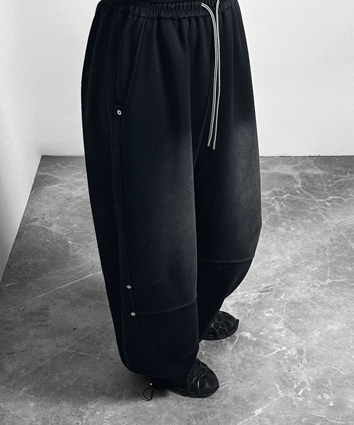 FOLLOWIN(フォロウィン)の「【 UNISEX/オールシーズン 】カーブラインフェードワイドスウェットパンツ(スウェットパンツ・レディース・ブラック・FREE)」の20枚目の写真