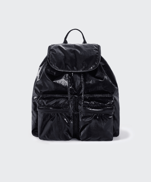 MUSINSA STANDARD WOMAN（ムシンサスタンダードウーマン）の「ウィメンズシャイニーフラップミニバックパック[ブラック]（バックパック/リュック・レディース・その他・FREE）」の2枚目の写真