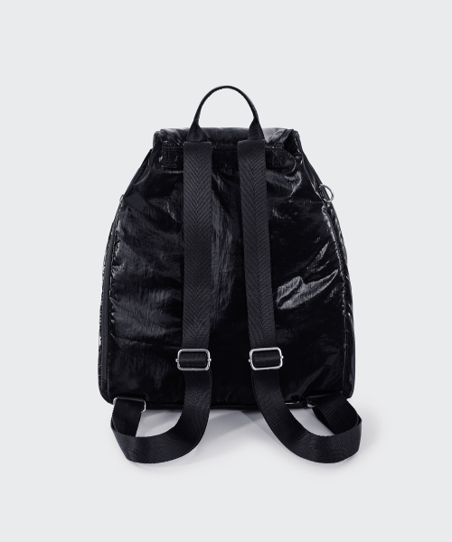 MUSINSA STANDARD WOMAN（ムシンサスタンダードウーマン）の「ウィメンズシャイニーフラップミニバックパック[ブラック]（バックパック/リュック・レディース・その他・FREE）」の4枚目の写真