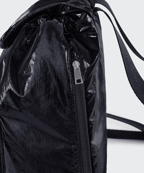 MUSINSA STANDARD WOMAN（ムシンサスタンダードウーマン）の「ウィメンズシャイニーフラップミニバックパック[ブラック]（バックパック/リュック・レディース・その他・FREE）」の8枚目の写真