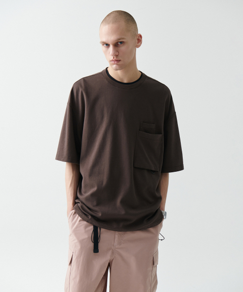 MUSINSA STANDARD（ムシンサスタンダード）の「[シティレジャー] オーバーサイズグラシスパケットTシャツ [バロックブラウン]（Tシャツ/カットソー・メンズ・その他・XX-LARGE/LARGE/MEDIUM/SMALL/X-LARGE）」の2枚目の写真