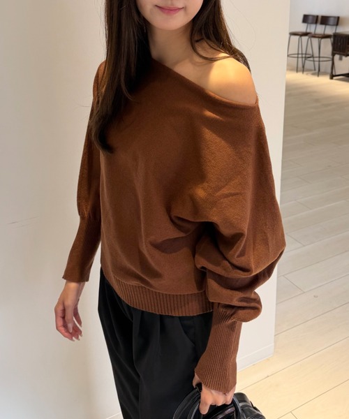 mebole(メボレ)の「オフショルダーニット(ニット/セーター・レディース・レッド/ブラウン/ホワイト/ブラック/グレー・FREE)」の4枚目の写真
