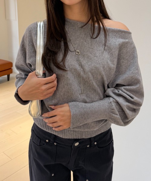 mebole(メボレ)の「オフショルダーニット(ニット/セーター・レディース・レッド/ブラウン/ホワイト/ブラック/グレー・FREE)」の1枚目の写真