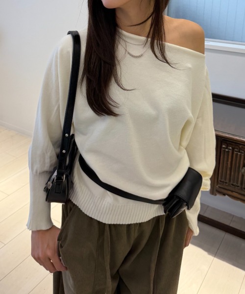 mebole(メボレ)の「オフショルダーニット(ニット/セーター・レディース・レッド/ブラウン/ホワイト/ブラック/グレー・FREE)」の2枚目の写真