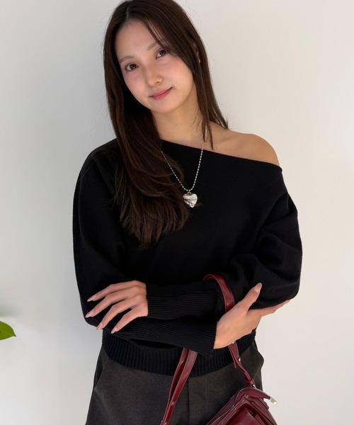 mebole(メボレ)の「オフショルダーニット(ニット/セーター・レディース・レッド/ブラウン/ホワイト/ブラック/グレー・FREE)」の3枚目の写真