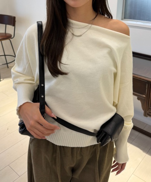 mebole(メボレ)の「オフショルダーニット(ニット/セーター・レディース・レッド/ブラウン/ホワイト/ブラック/グレー・FREE)」の6枚目の写真
