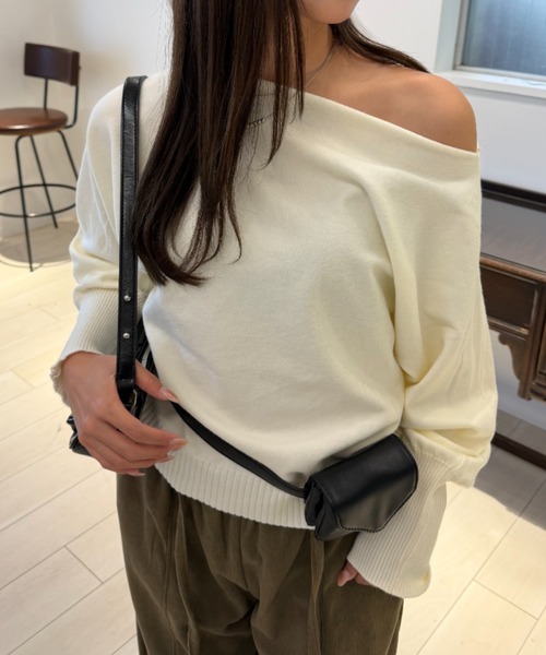 mebole(メボレ)の「オフショルダーニット(ニット/セーター・レディース・レッド/ブラウン/ホワイト/ブラック/グレー・FREE)」の7枚目の写真