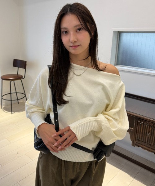 mebole(メボレ)の「オフショルダーニット(ニット/セーター・レディース・レッド/ブラウン/ホワイト/ブラック/グレー・FREE)」の8枚目の写真