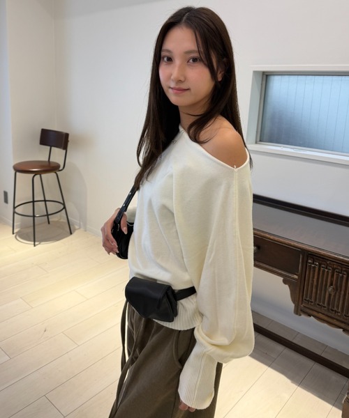 mebole(メボレ)の「オフショルダーニット(ニット/セーター・レディース・レッド/ブラウン/ホワイト/ブラック/グレー・FREE)」の9枚目の写真
