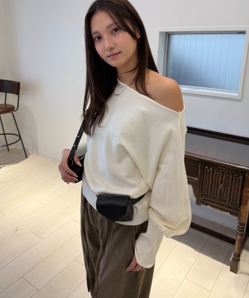 mebole(メボレ)の「オフショルダーニット(ニット/セーター・レディース・レッド/ブラウン/ホワイト/ブラック/グレー・FREE)」の10枚目の写真